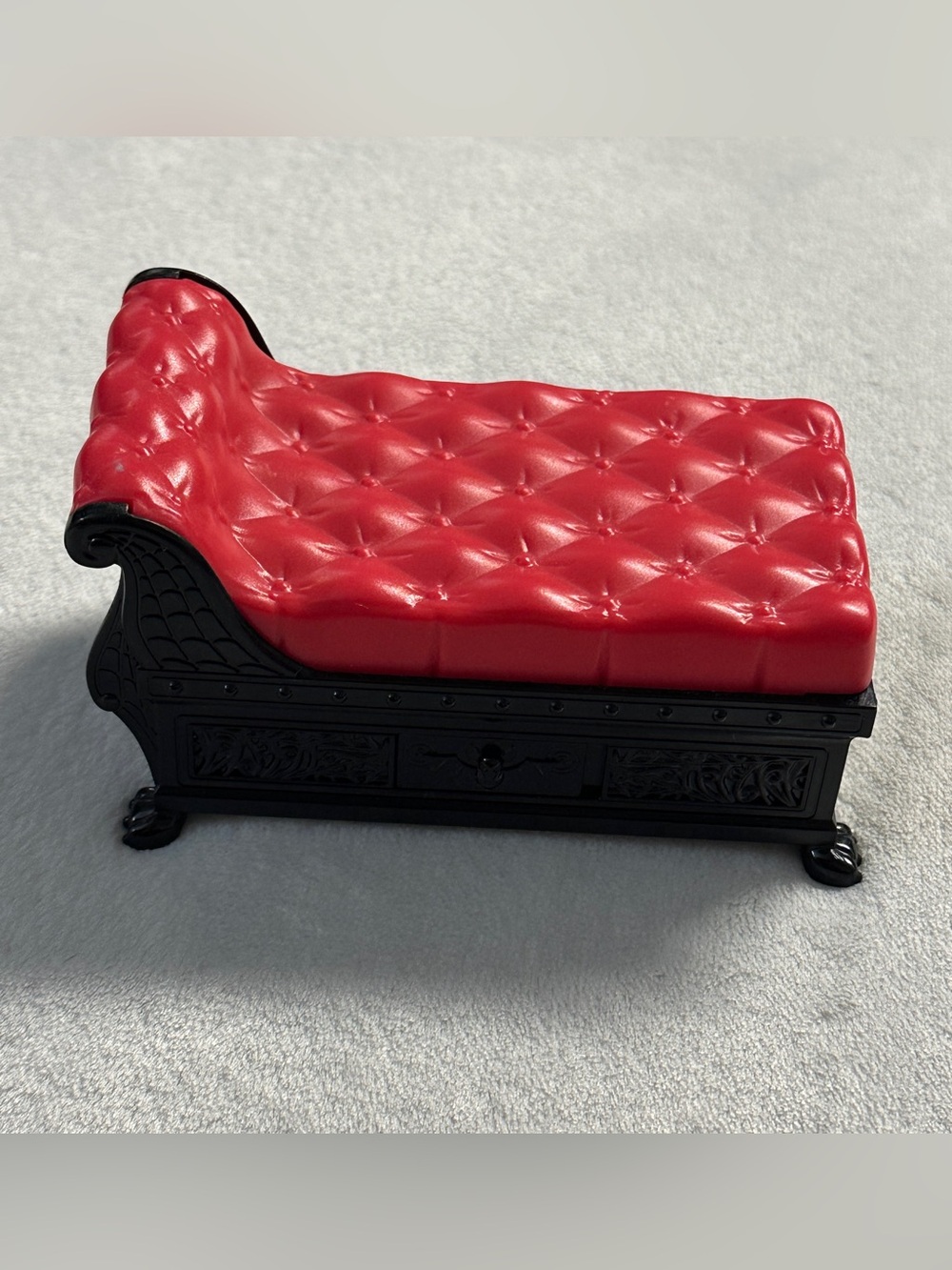 MONSTER HIGH 2013 "secret creepers crypt & crescent" chaise lounge chair